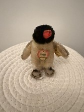 Vintage Steiff Pingwin „Peggy” 4310/07 – guzik, flaga i znak na klatce piersiowej
