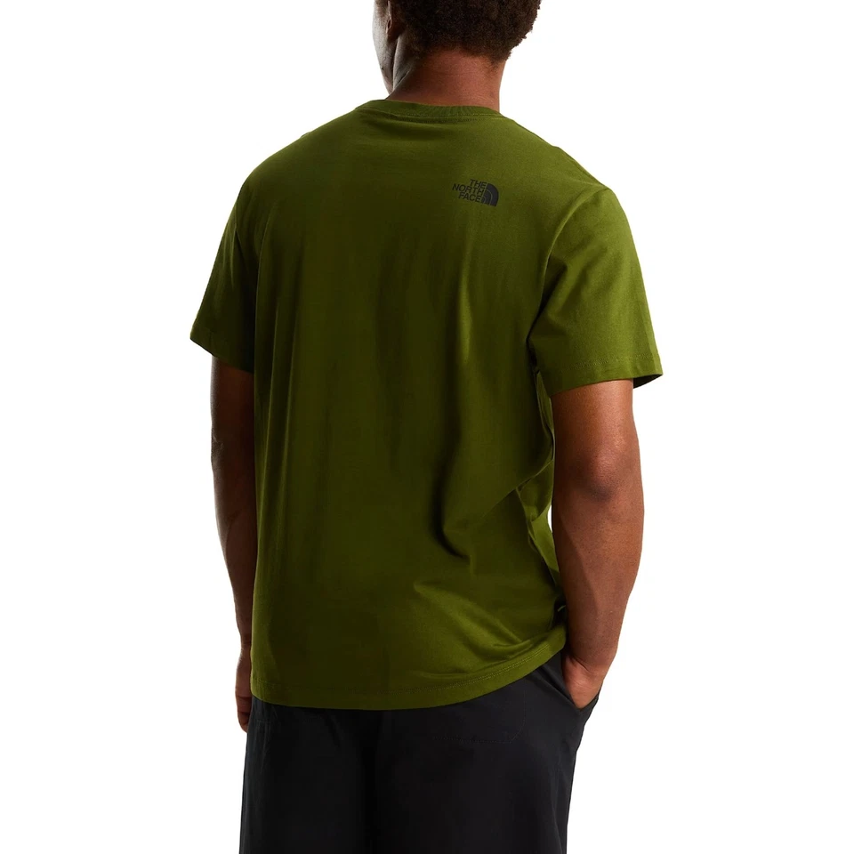 The North Face - Camiseta para hombre con logotipo de montaña relajado, verde código NF0A8GUUBRI - Imagen 2 de 4