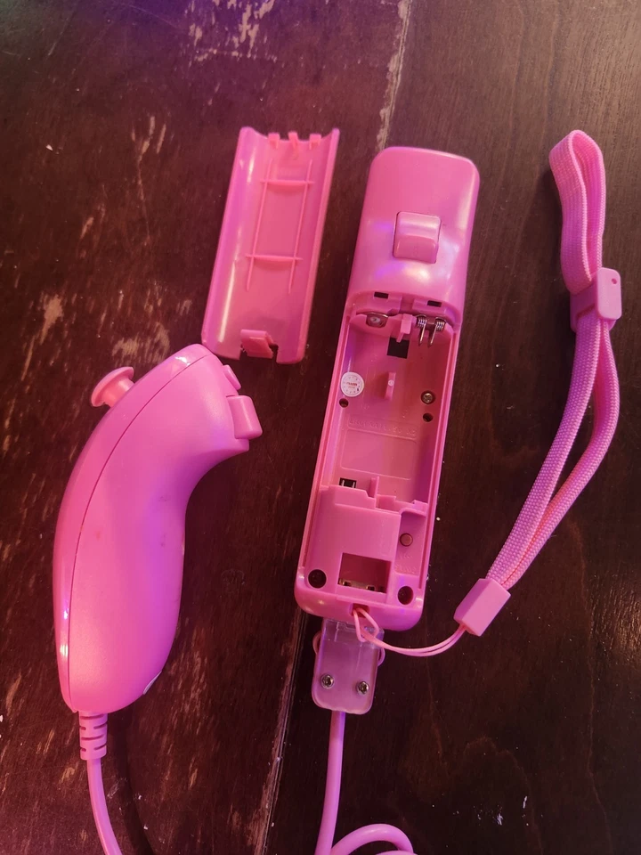 Mando a distancia 2 en 1 Wii Motion Plus + paquete rojo y rosa Nunchuck Nintendo Wii y Wii U Foto 3 de 4