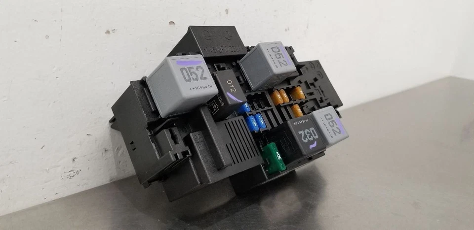 CAJA DE FUSIBLES MOTOR MERCEDES BENZ C63S AMG W205 17 2229063202 Foto 4 de 4