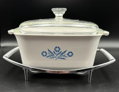 VTG Corning Ware Blue Cornflower P4B , 1 1/2 QT, W/ Pyrex Lid P4C & Metal Trivet