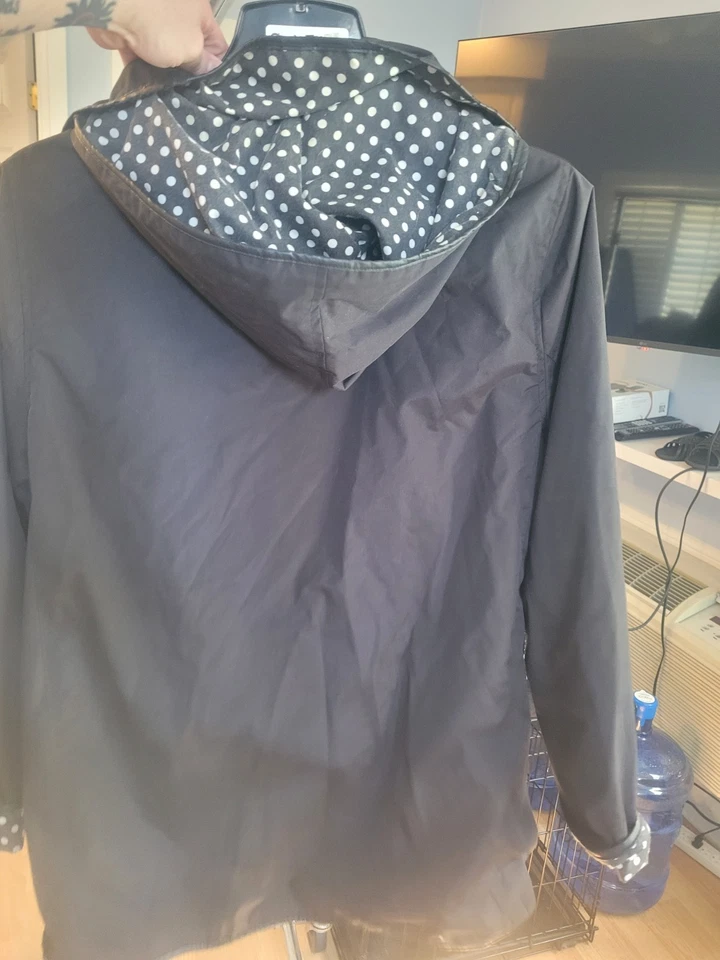 Chubasquero negro con capucha y lunares internos Foto 2 de 3