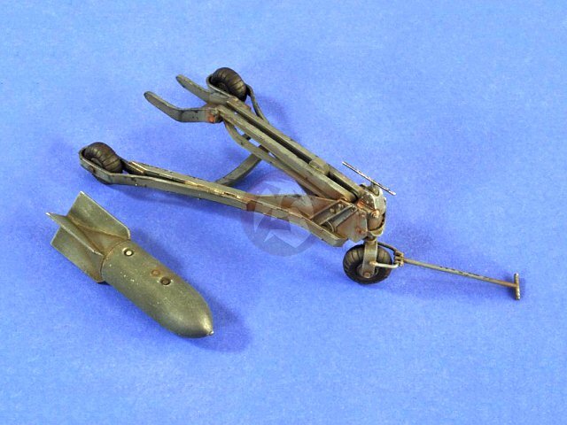 Verlinden 1/32 German Luftwaffe Bomb Loader with 250kg SC-250 Bomb