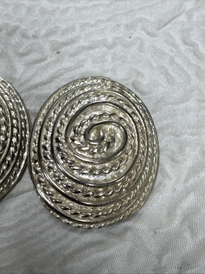 "Pendientes con clip de 1,5"" vintage de cuerda retorcida con patrón espiral distintivo tono plata" Foto 3 de 4