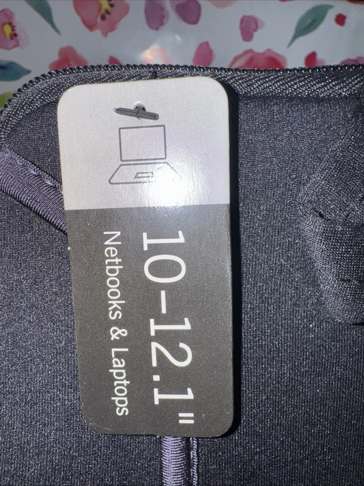 Case Logic LAPS-111 10-12.1" Netbook Sleeve, Black New With Tags - Image 3 of 4