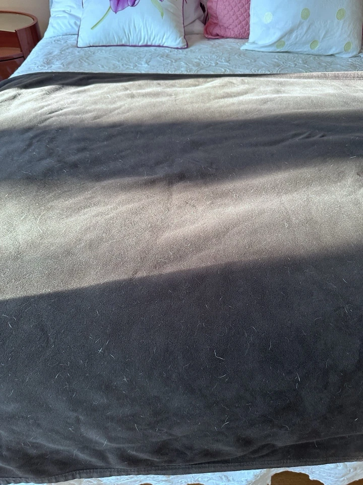 Acogedora manta reversible de felpa de piel sintética POTTERY BARN 50 x 60 marrón guepardo Foto 3 de 4