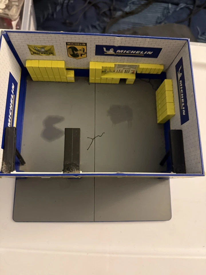 Rare Greenlight Collectibles 2017 Michelin Weekend Workshop Mechanic's Corner - Image 4 of 4