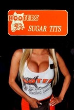 Hooters uniforme sucre seins étiquette nom revendeur casino barman costume Halloween