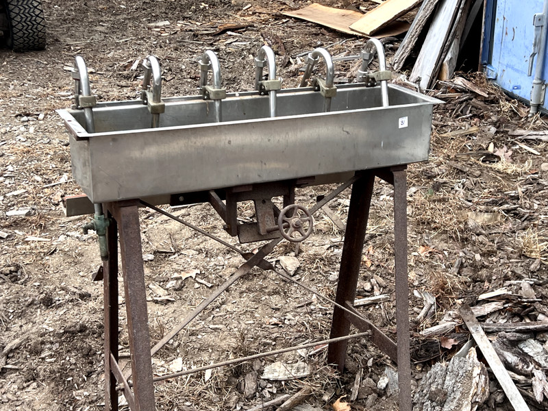 6 Spout Gravity Bottle Filling Machine