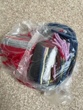 Strano gancio di chiusura lana