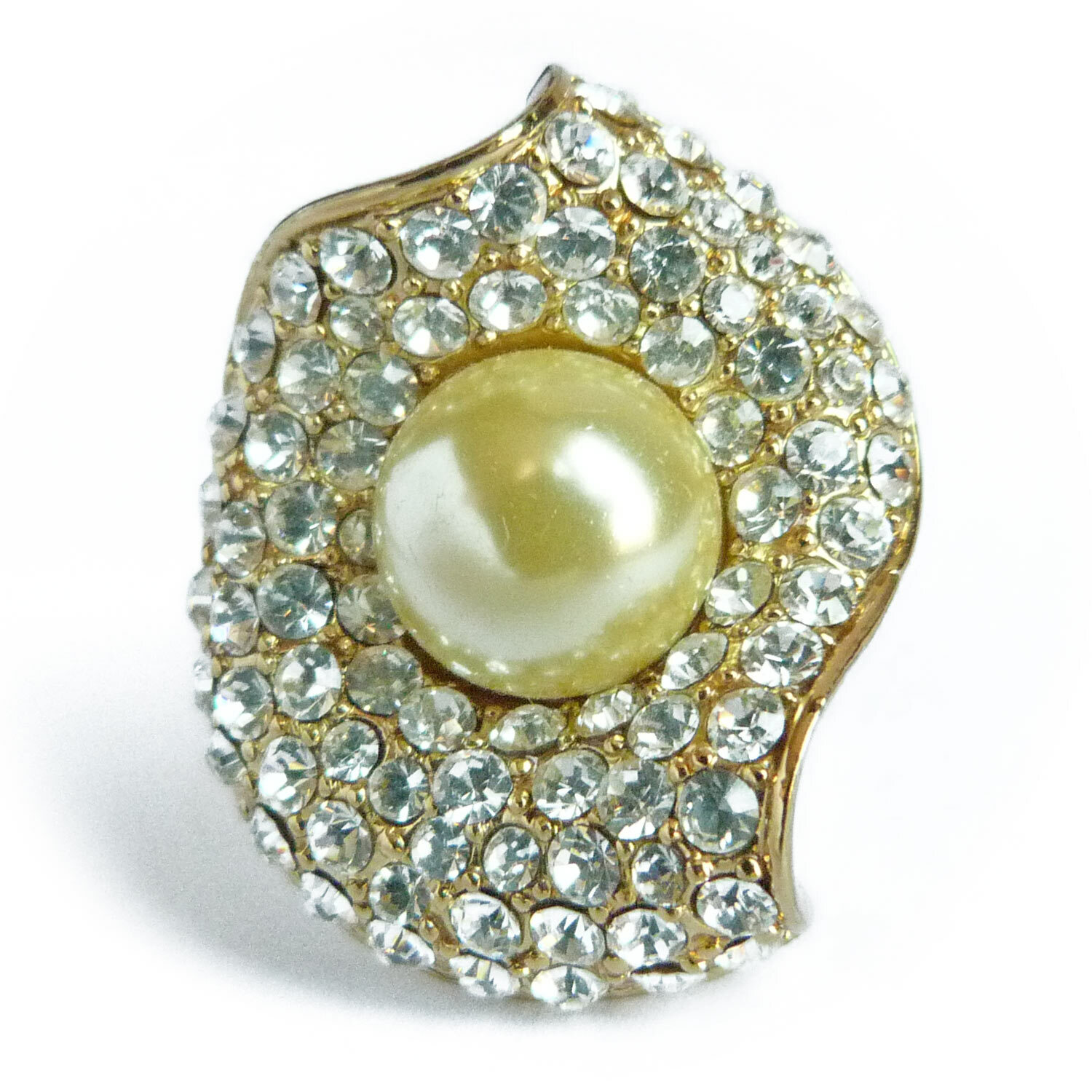 Bague plaqué or jaune et perle de verre crème pour tenue de soirée