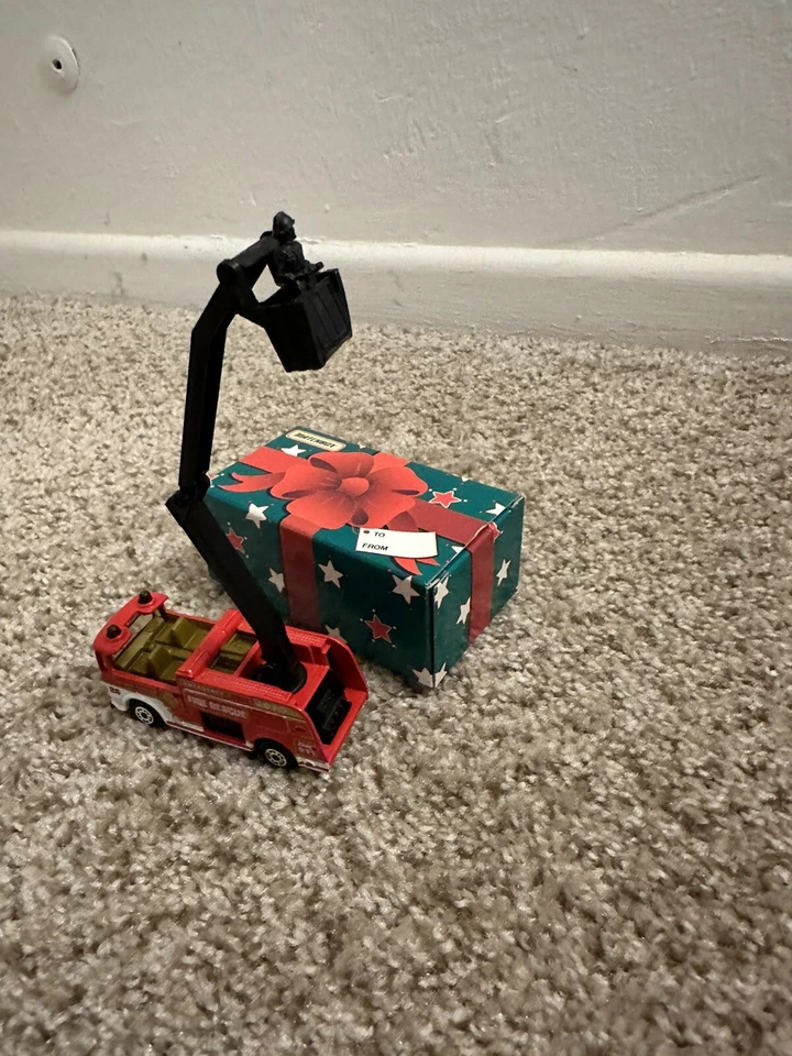 Matchbox Snorkel Fire Engine with Bucket Man with Gift Box - Image 3 of 4