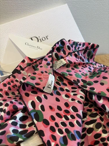 Foulard Dior rose imprimé léopard soie luxe mode accessoire boîte étiquettes