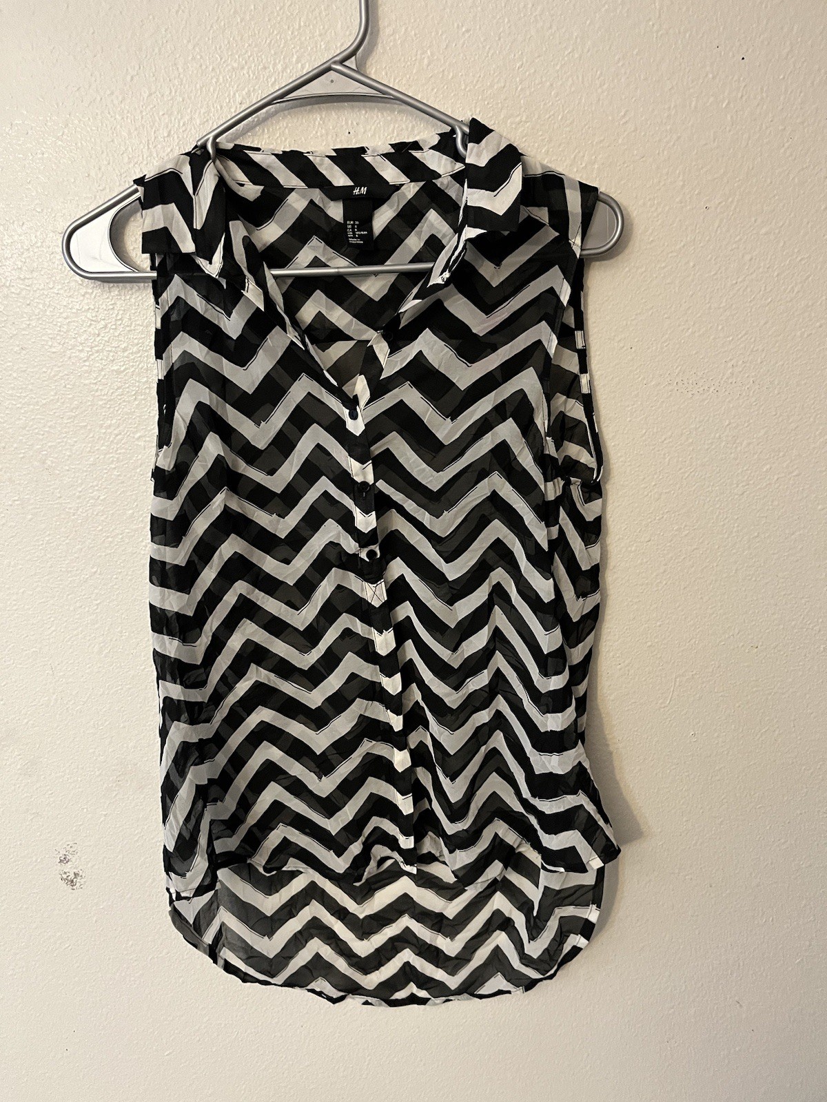 H&M Women's Blouse US Size 6 White Black Print 1/2 Button Up