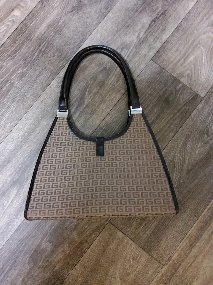 Cartera/bolso de mano Guess - Color tostado - Diseño con estampado de logotipo - Vintage - Hebilla magnética Foto 3 de 4