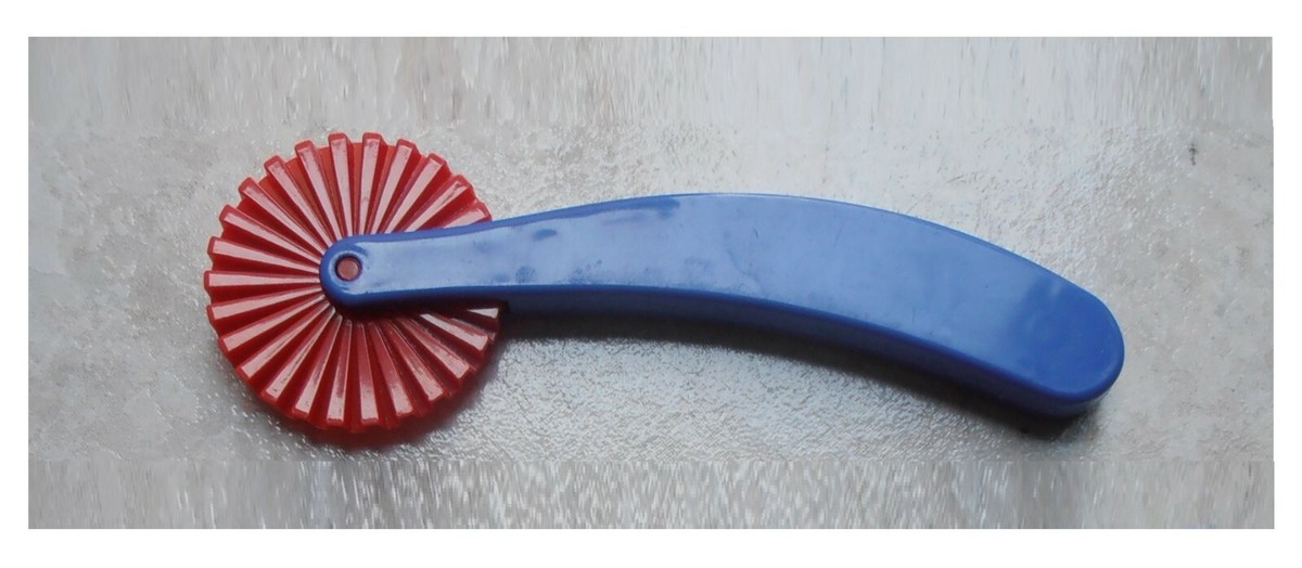 Rotella utensile per modellare plastilina pasta tipo Pongo Das - Main Image