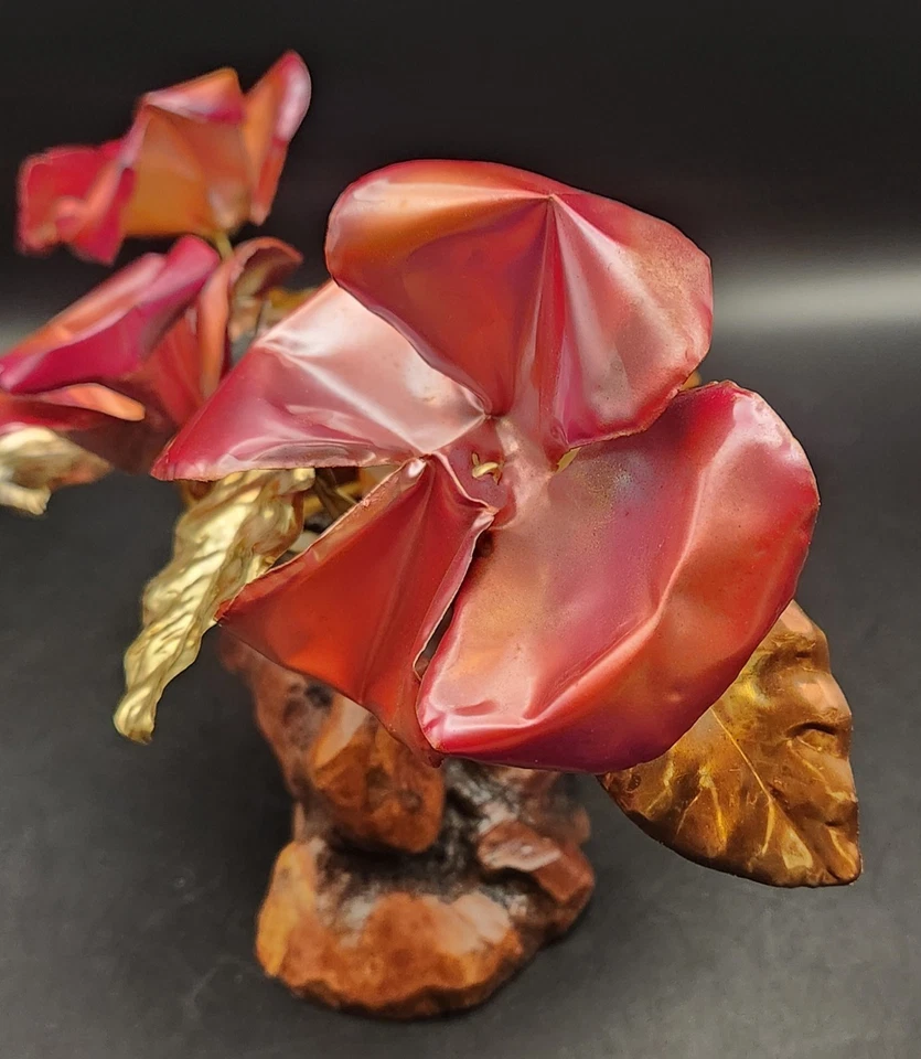 Candelabro hecho a mano con escultura de rosa de cobre patinado con llama en burl... Foto 4 de 4