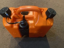 Practical 5L Oil Combi Can with Integrated Tool Carriers for Chainsaw Users