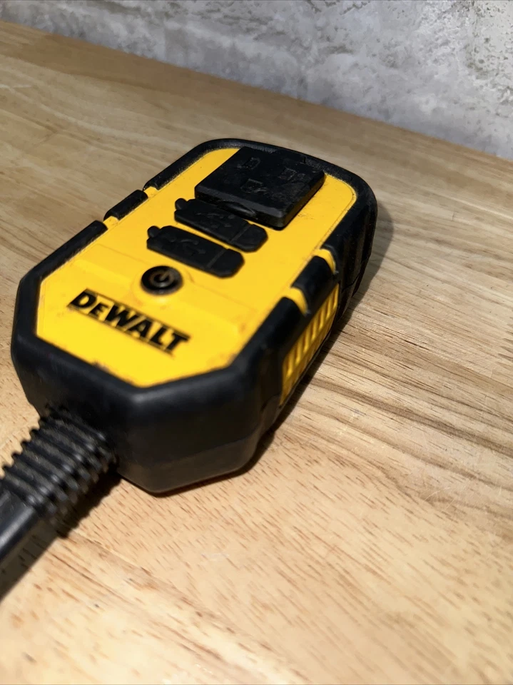 DEWALT DXAEPI140 Power Inverter 140W Car Converter: 12V DC to 120V AC Power Outl - Image 4 of 4