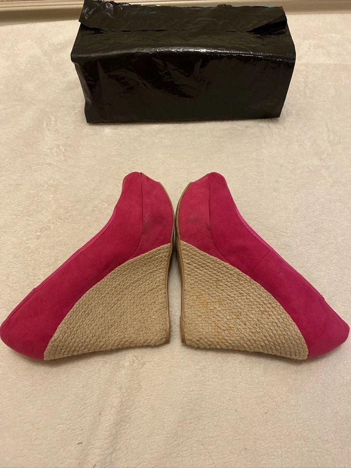 Zapatos de cuña Body Central para mujer imitación gamuza rosa intenso con lados de cuerda. Talla 7 Foto 2 de 4