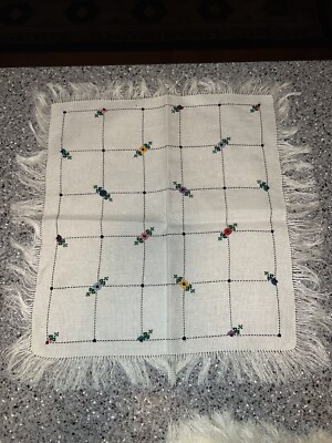 vtg embroidered napkin , placemats table home decor Doilies Excellent Set Of 4