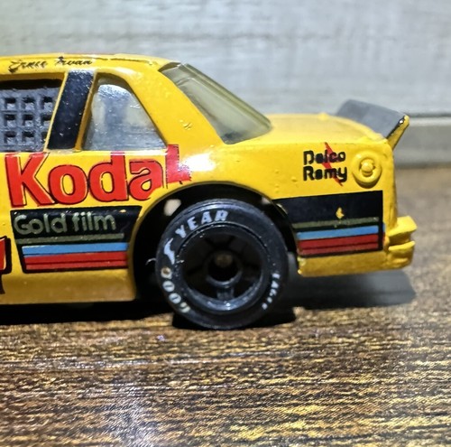 Ernie Irvan #4 Kodak Gold Film 1990 Chevrolet Lumina Matchbox 1:66 - Picture 6 of 12