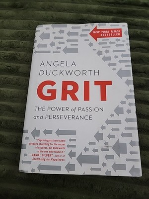Grit : The Power of Passion and Perseverance by Angela Duckworth (2016,...