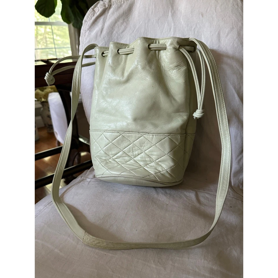 Vintage leather bucket bag crossbody quilted light green drawstring hobo pastel  - Image 3 of 4