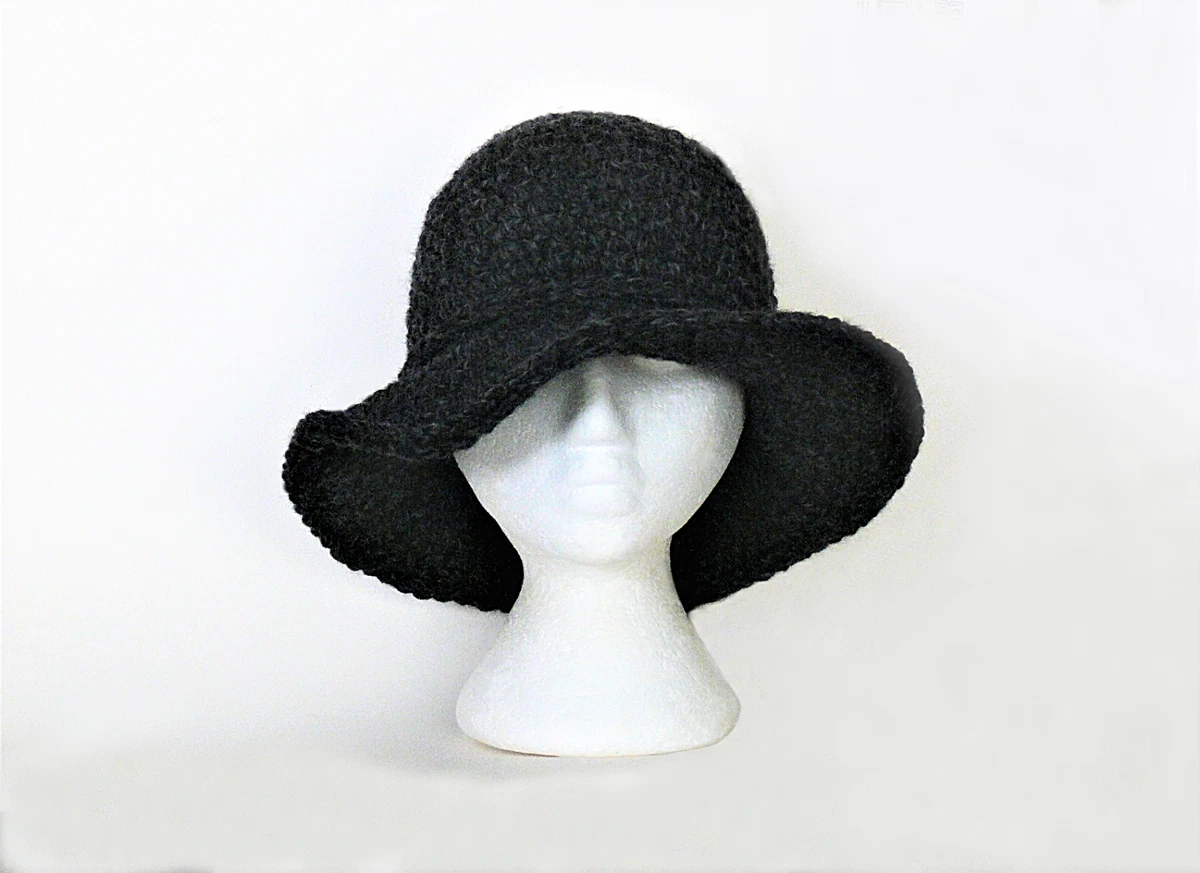 Women's brimmed best sale hat crochet pattern