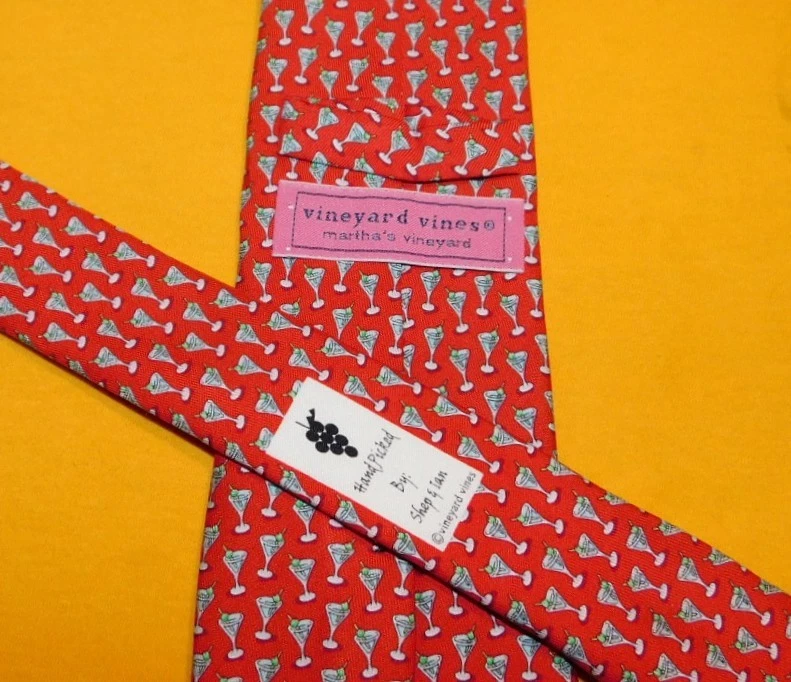 CORBATA CON MOTIVO DE CÓCTEL ROJO/AZUL VINEYARD VINES HECHA EN EE. UU. - CORBATAS DE DISEÑADOR. Foto 3 de 3