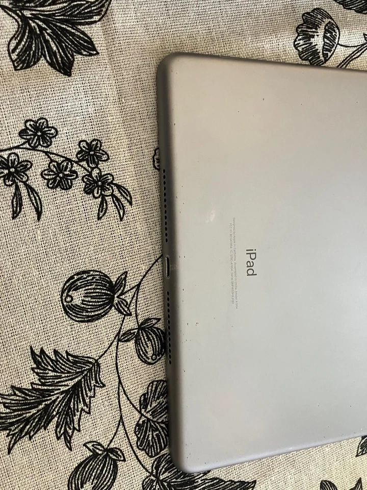 Apple iPad 6th Gen 128GB Wi-Fi Cellular 9.7in Space Gray A1954 Used unlock - Image 2 of 4