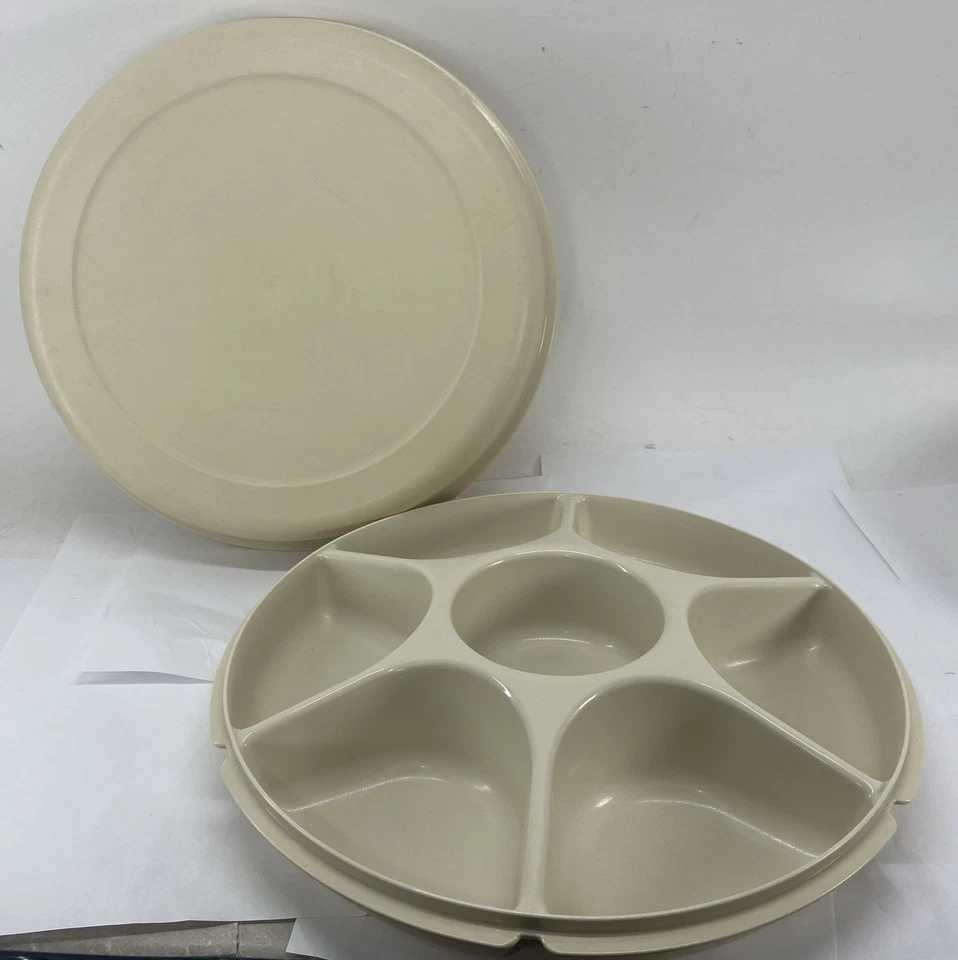 Set Of 2 Vintage Tupperware Divided Party Trays w/ Lids 1665-3 & 1708-5 - Image 2 of 4