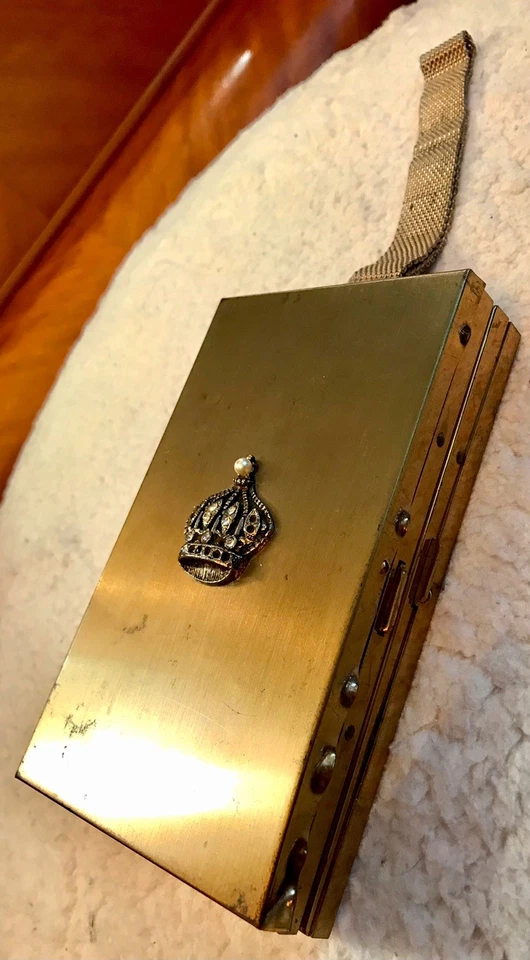 1940s Gold Crown Metal & Mesh Cocktail Wristlet Purse Cigarette Case + Compact - Image 3 of 4