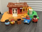 VINTAGE FISHER PRICE LITTLE PEOPLES DRIVE THRU MCDONALDS RESTAURANT WITH BOX