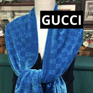 Écharpe GUCCI bleu velours soie étole logo GG avec franges 200 cm mode luxe