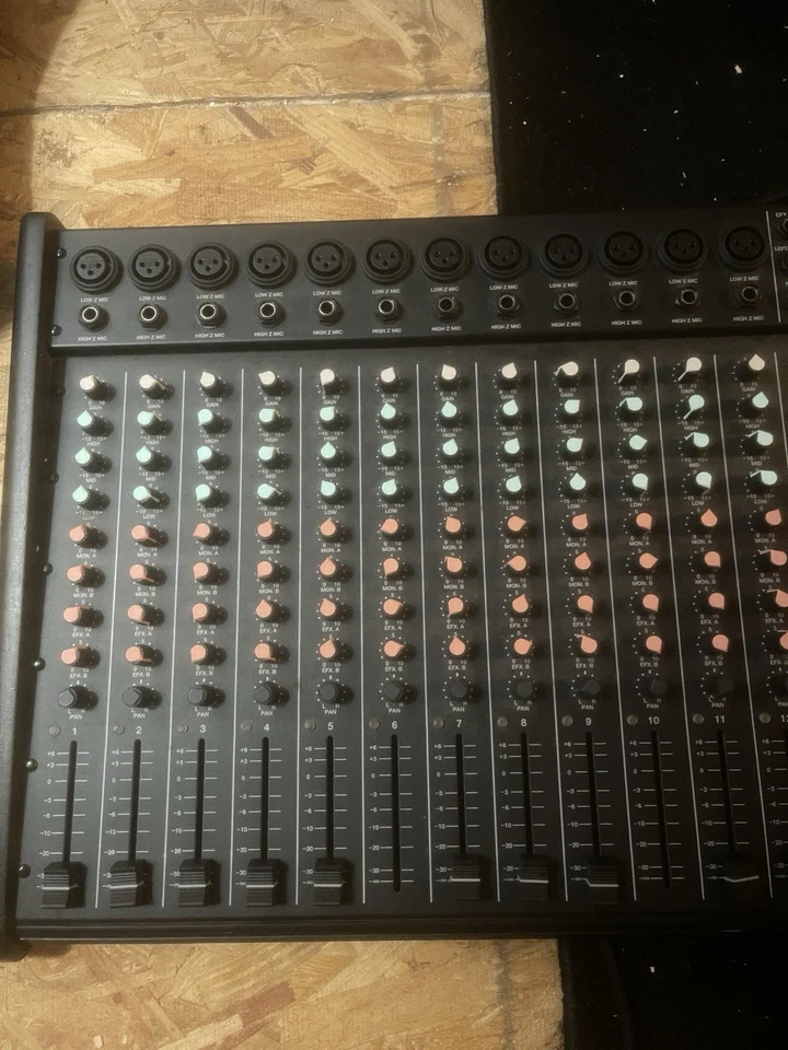 Peavey UNITY series 2000 12 Channel Mixer - Image 4 of 4