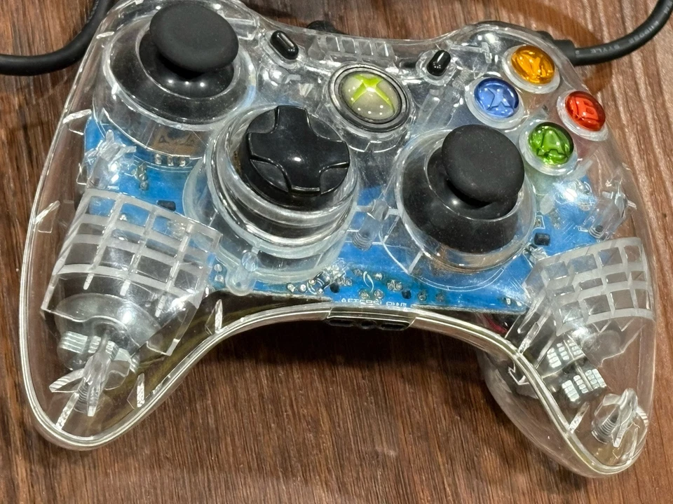 Controlador con cable Microsoft Xbox 360 transparente Afterglow PL 3702 Foto 2 de 4