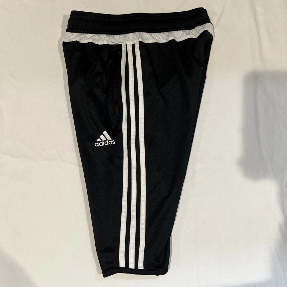Pantalones Cortos Atléticos Adidas Juveniles Pequeños Rayas Negras, Blancas 100% Poliéster Usados en Excelente Condición Foto 3 de 4