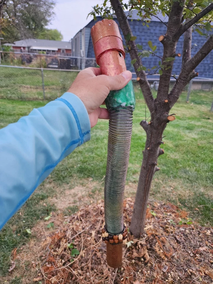 Flauta de mangueira elástica Slinky – cobre frisado e PVC psicodélico verde e borracha - Imagem 2 de 4