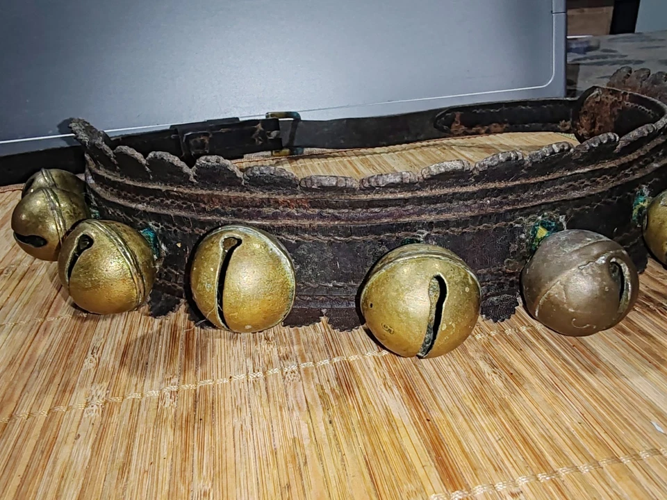 Ancien Collier cuir avec 10 grelots  Pour Cheval 🐎 A Saisir  - Photo 4/4