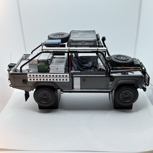 Kyosho Original 1:18-scale Land Rover Defender Movie Edition - KSR08903TR - Picture 4 of 13