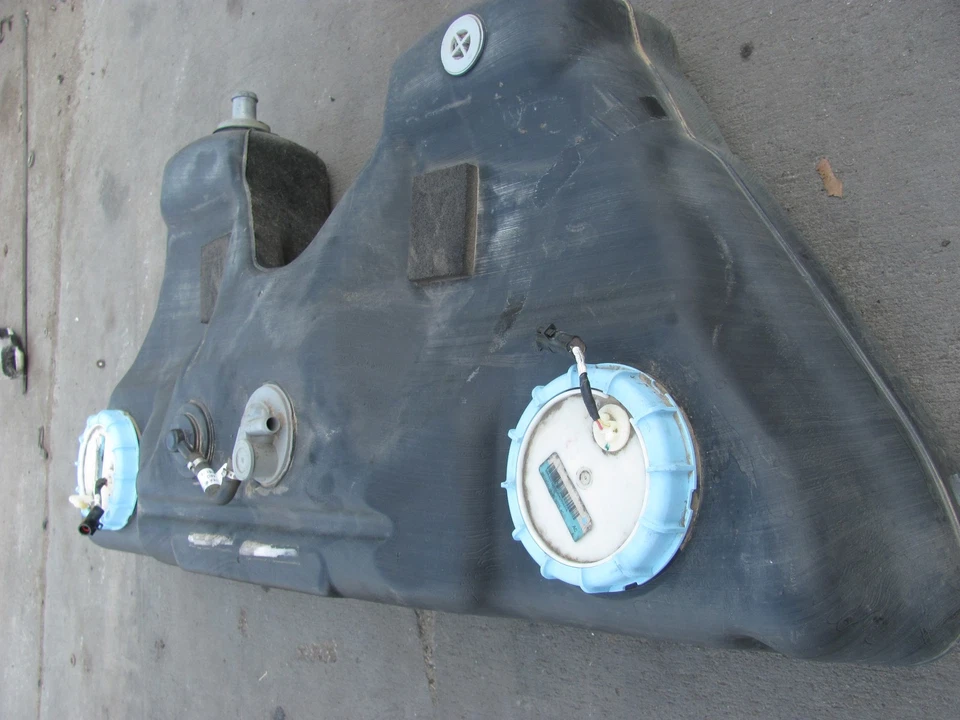 LINCOLN LS FUEL GAS TANK WITH  PUMPS  2000 2001 2002 - Image 3 of 4