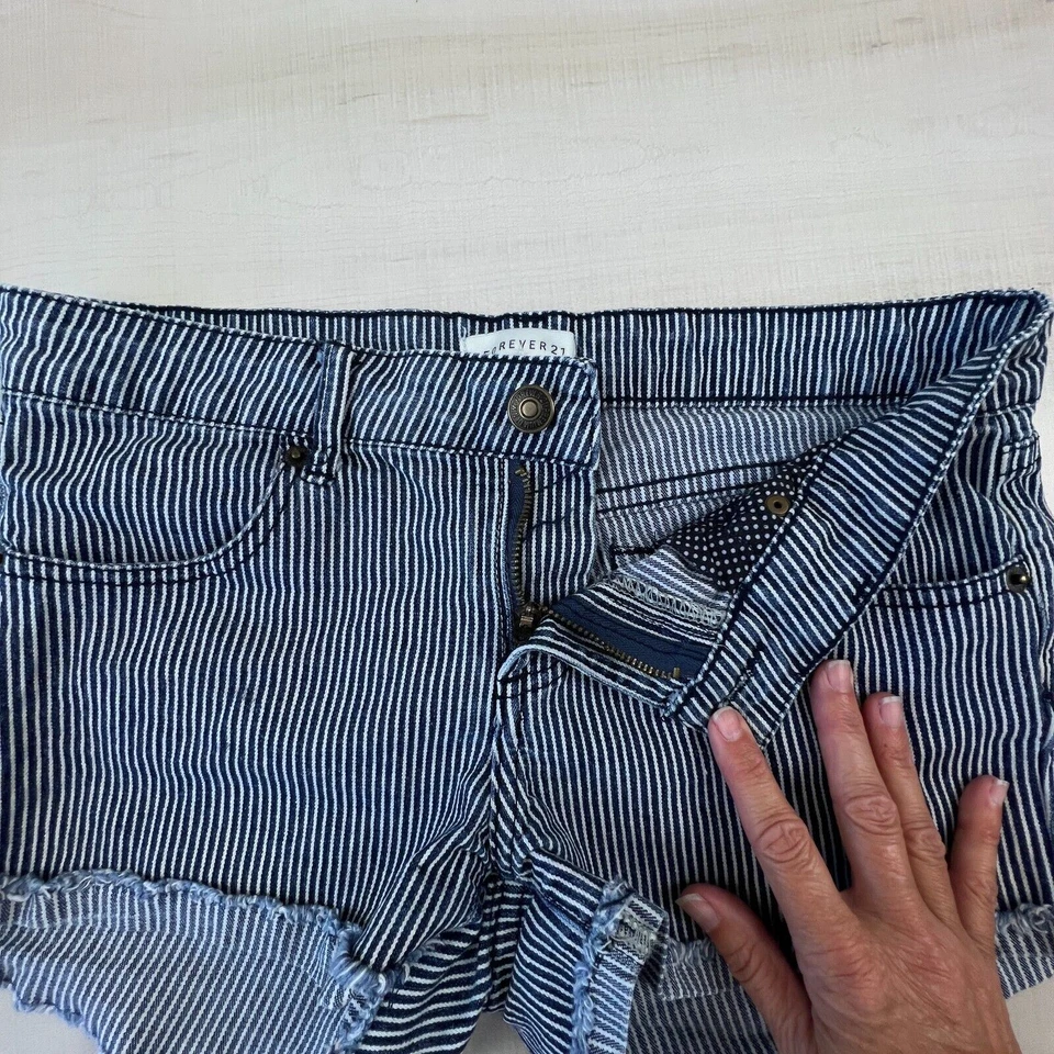 Pantalones Cortos Forever 21 Mujer 27 Azul Rayas Denim Corte Bajo Dobladillo Deshilachado Foto 3 de 4