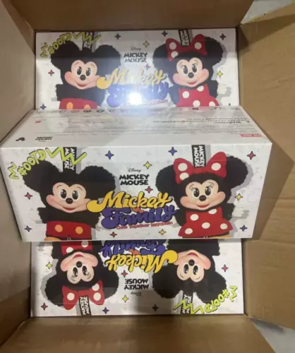 POPMART Mickey Family Cute Together Keychain Series One Set (8pcs) Blind Box - Imagen 2 de 24