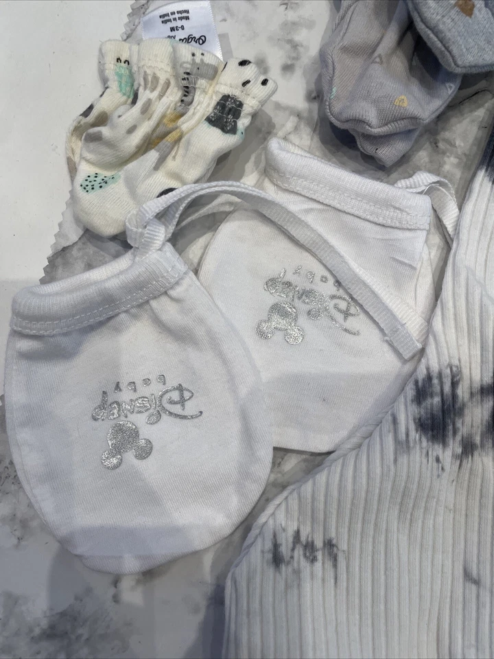 Lot of 34 Newborn Infant Baby Hats/Beanie Hats Mitten Booties Baby Boy Lot - Image 3 of 4