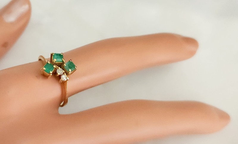 18KT EMERALD & DIAMOND RING S-8 WT. 2.6 GRAMS. BEAUTIFUL RING