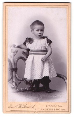 Fotografie Emil Westerwick, Essen, Kind in feinem Kleid CDV /Kabinett-Foto