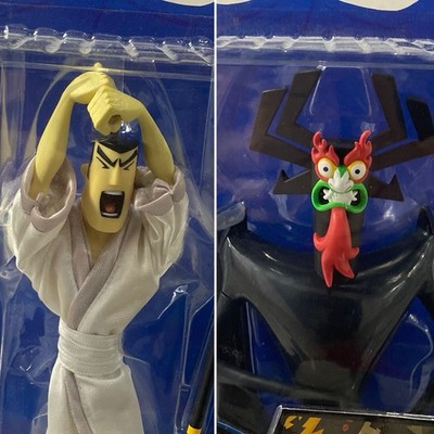 2 Samurai Jack action figures (Aku & Slicing Jack)