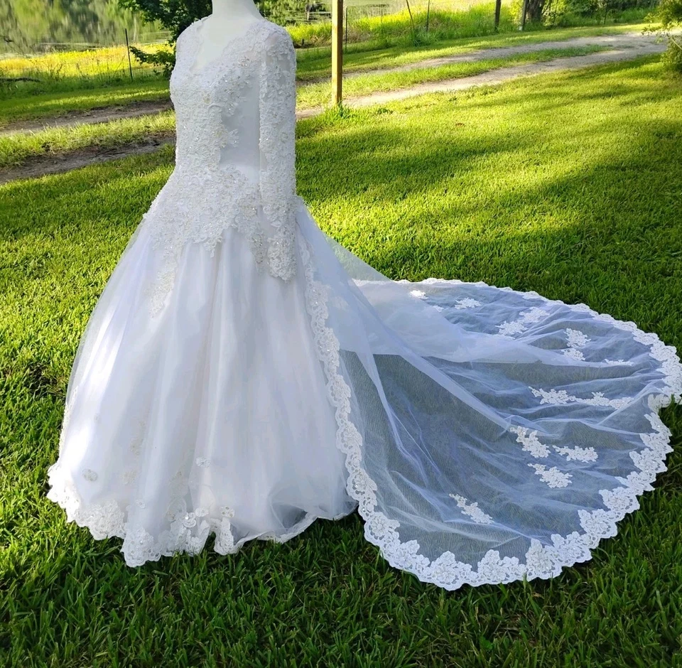 Vestido de noiva vintage decadente marca Majestic tamanho 14 trem tule - Imagem 2 de 4