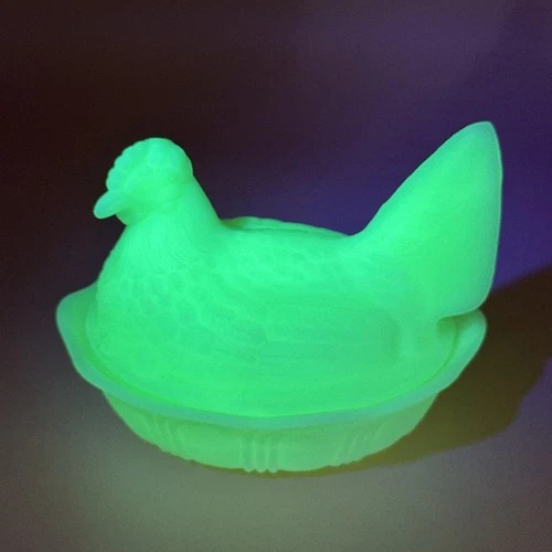 Vintage Fenton satin custard glass Hen on Nest (uranium UV glow chicken)